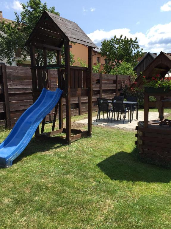 Area giochi per bambini di Guest house Fleurs