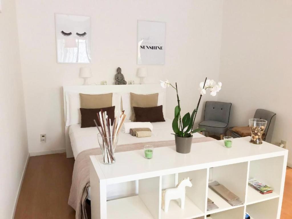 1 dormitorio con cama blanca y mesa blanca en Milano Center White, en Milán