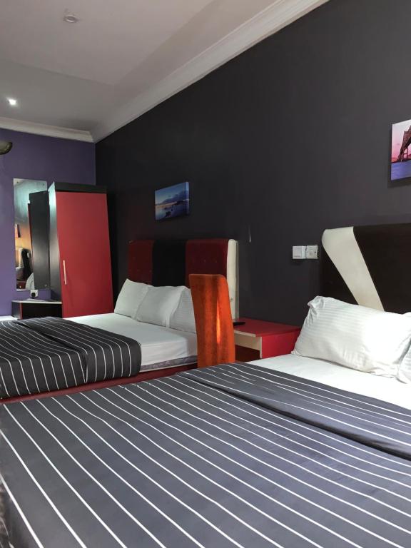 um quarto de hotel com duas camas em Pulville Boulevard em Lagos