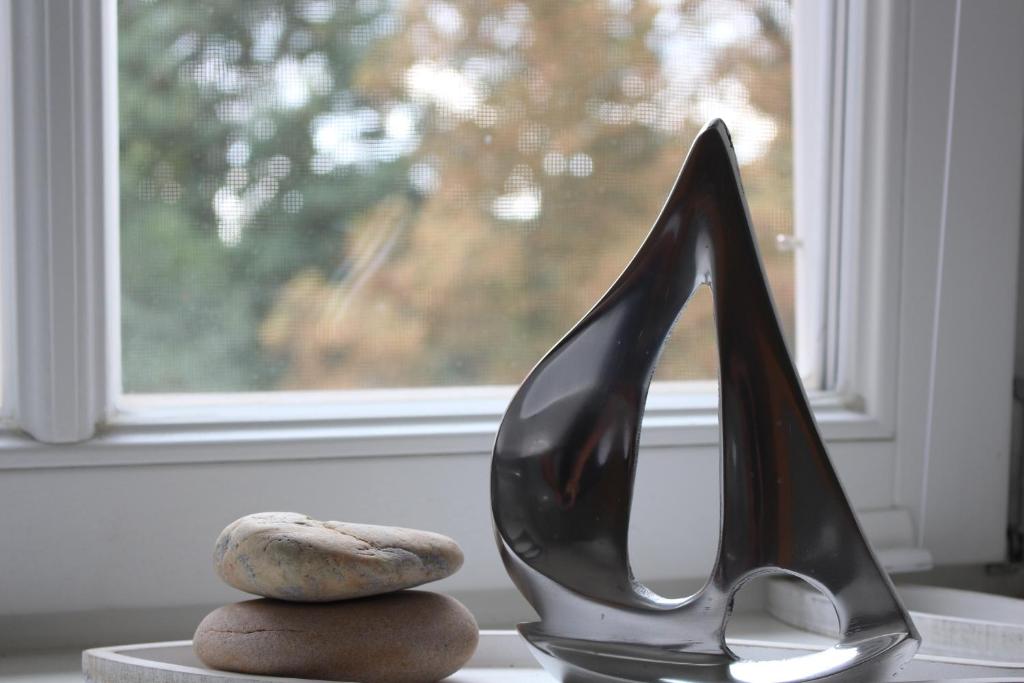 a high heel shoe and two stones next to a window at De Wümmestuuv in Fischerhude