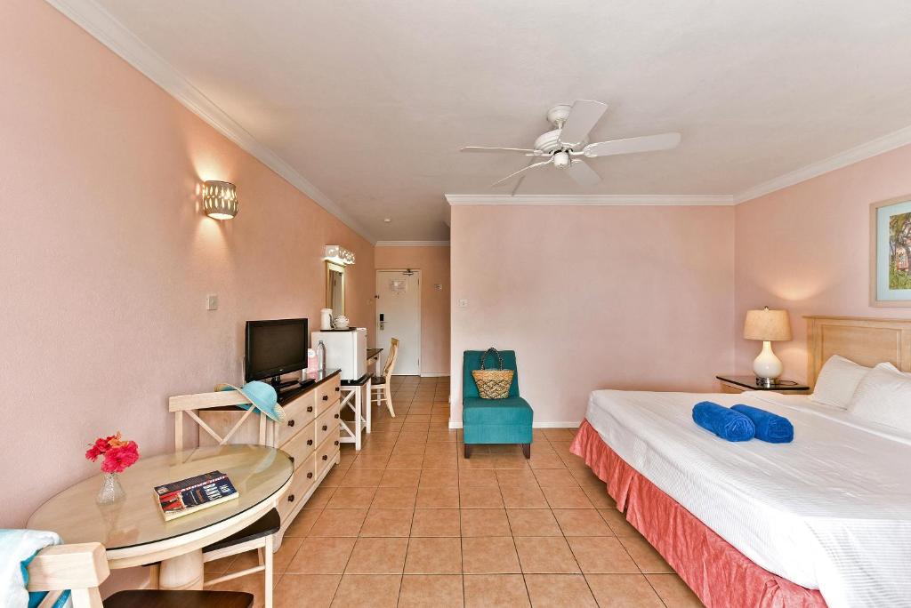 Postel nebo postele na pokoji v ubytování Butterfly Beach Hotel