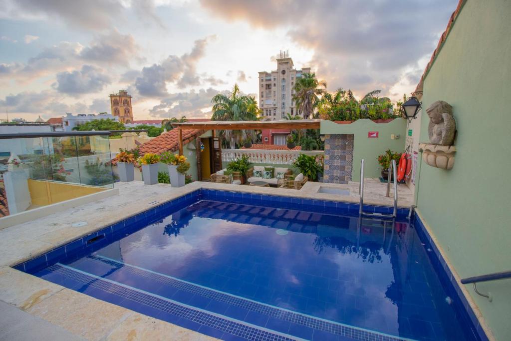 una piscina en la azotea de una casa en Casa La Fe by BespokeColombia en Cartagena de Indias