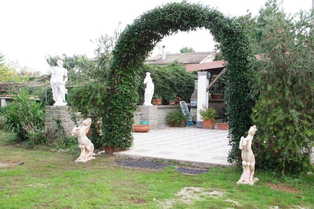 Un jardín fuera de B&B La Toscana