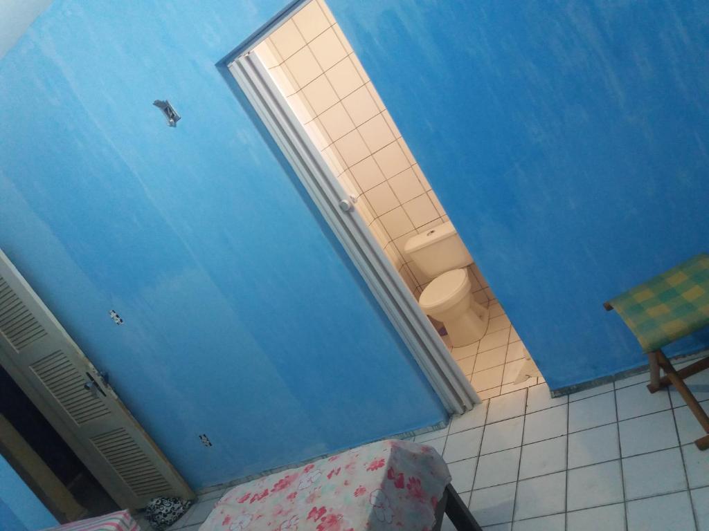 an overhead view of a bathroom with a toilet at CASA das ORQUÍDEAS NOTA 1000 in Teresina