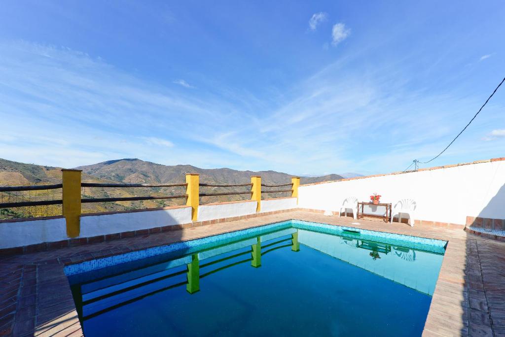 een zwembad met uitzicht op de bergen bij Casa Villazo 2 in Málaga