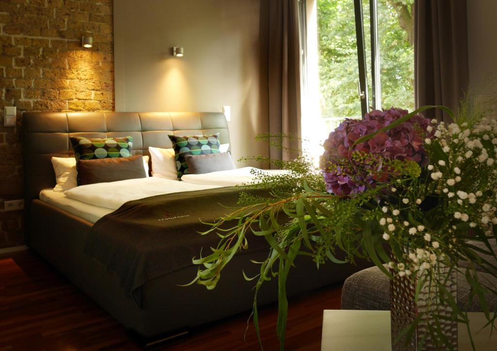 a bedroom with a bed with flowers and a window at Trafohaus am Kaiserbahnhof in Brühl