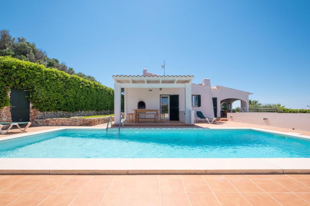 una piscina frente a una villa en Los Arcos, en Sant Lluis