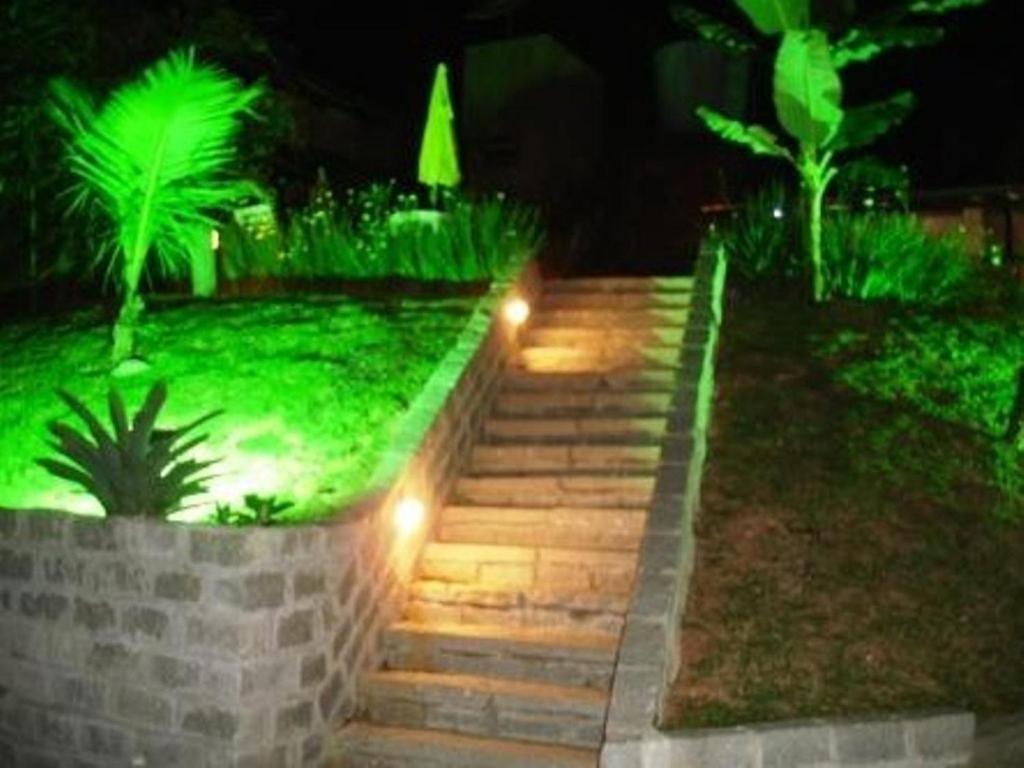 Um jardim em Pousada Guaruja