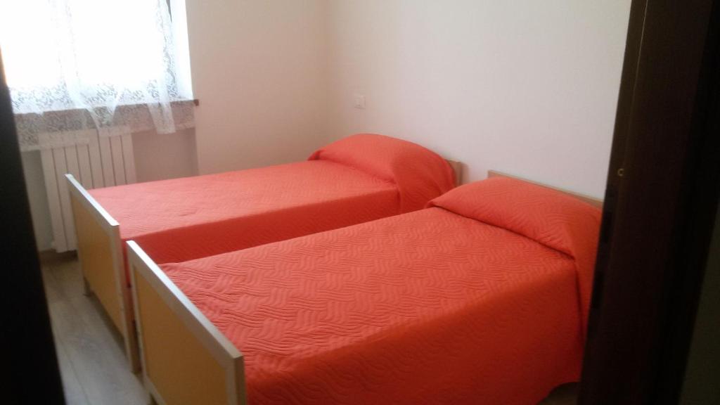 Łóżko lub łóżka w pokoju w obiekcie Appartamento Bella Cora