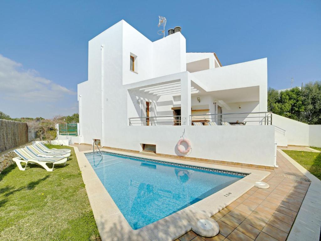 uma imagem de uma villa com piscina em Montevela em Cala d´Or
