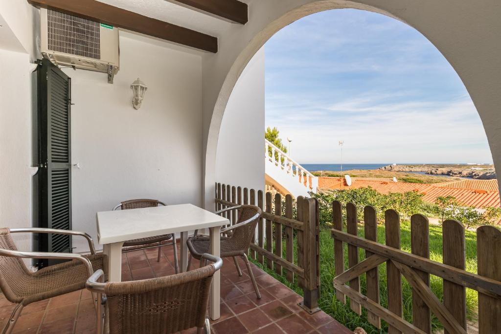 アス・マルカダルにあるApartamento en Arenal Castellの海の景色を望むパティオ(テーブル、椅子付)