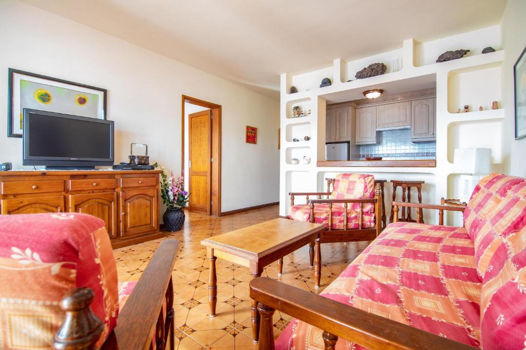 Televízia a/alebo spoločenská miestnosť v ubytovaní Apartamento Barranco Seco