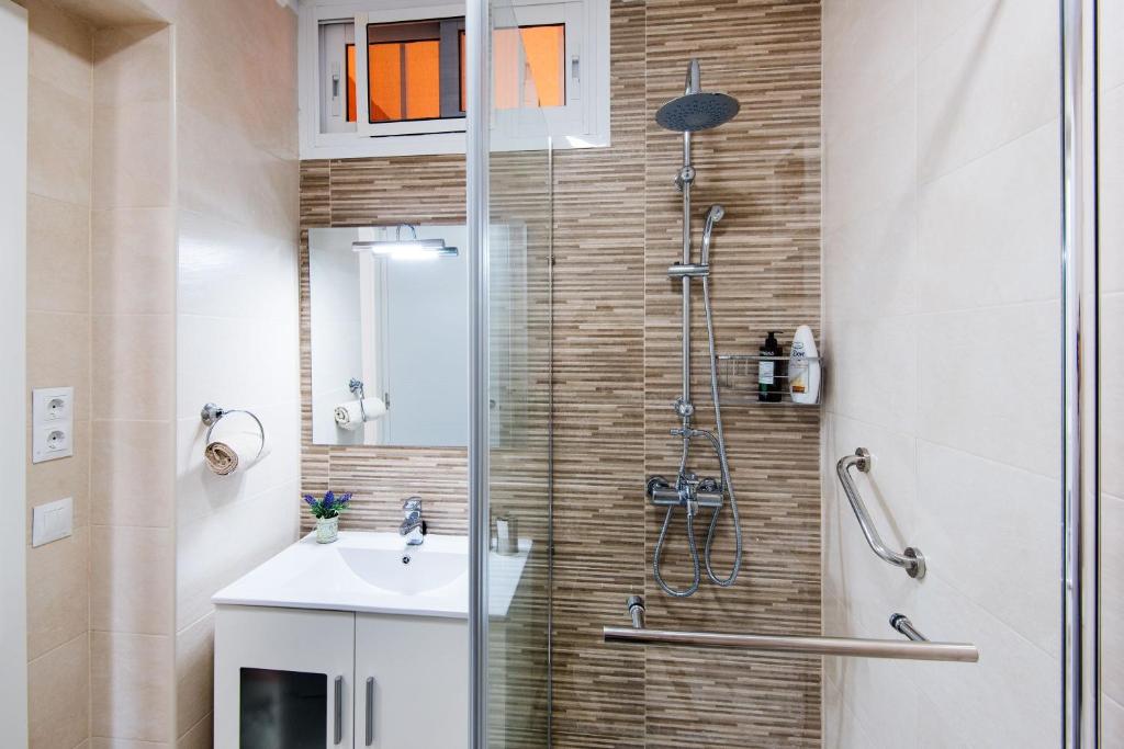 A bathroom at Beachfront apartment Puerto Marina
