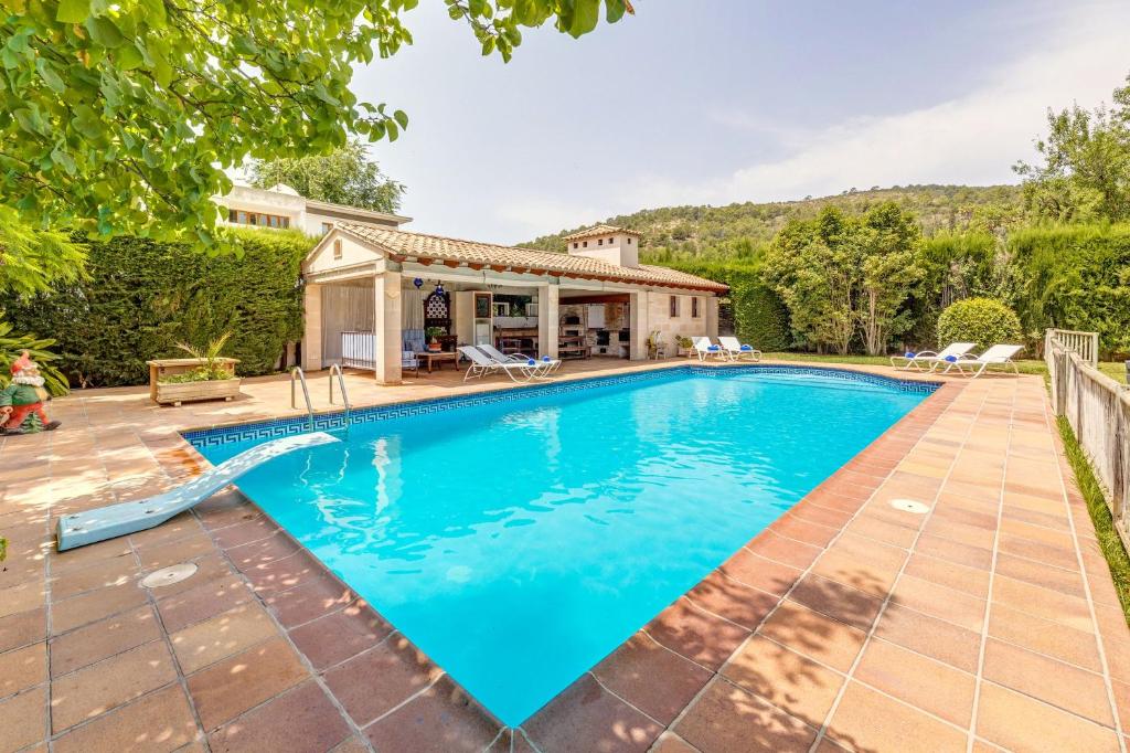 una imagen de una piscina en una casa en Villa Tramontana, en Lloseta