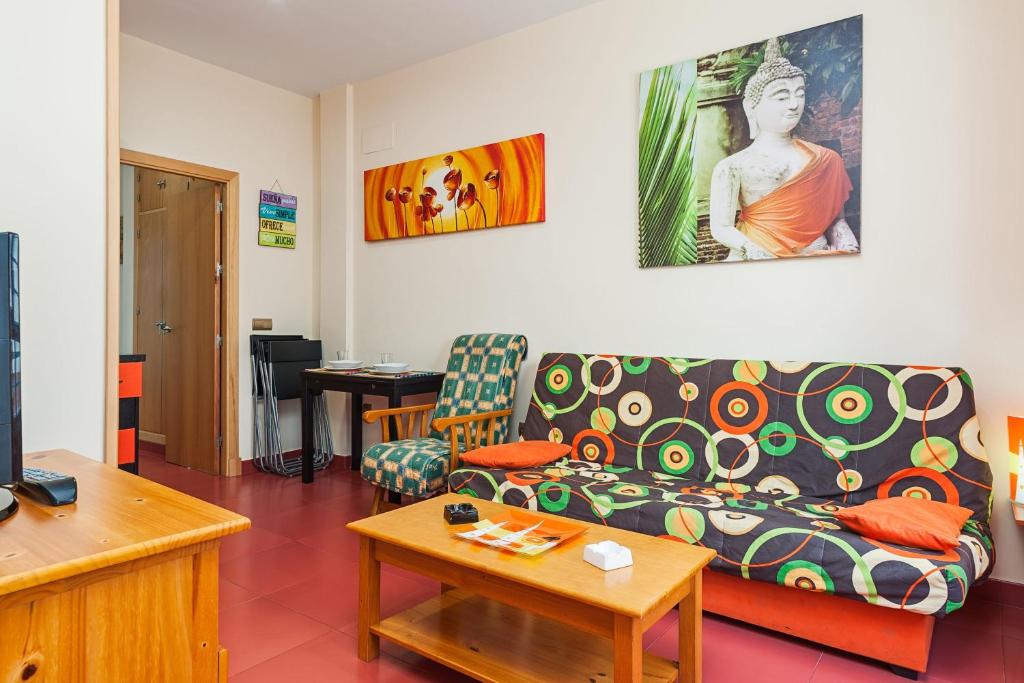 コニル・デ・ラ・フロンテーラにあるApartamento con encanto y céntricoのリビングルーム(ソファ、テーブル付)
