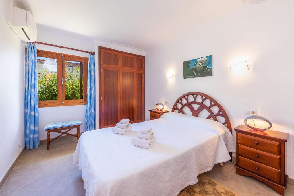 A bed or beds in a room at Margarita