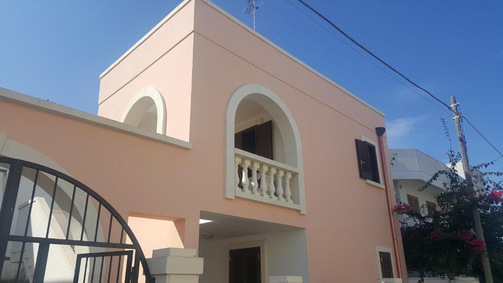 eine Kirche mit einem Balkon an der Seite in der Unterkunft Bilocale centralissimo vista mare 29 in Torre dell'Orso