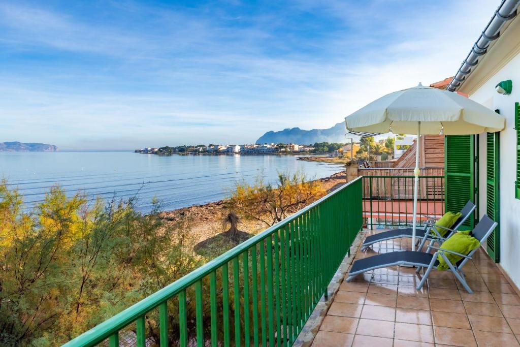 - Balcón con sombrilla y vistas al agua en Marina, en Alcudia