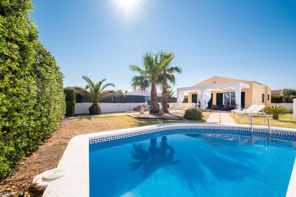 uma piscina em frente a uma casa em Chalet con piscina en Menorca em Cala'n Bosch
