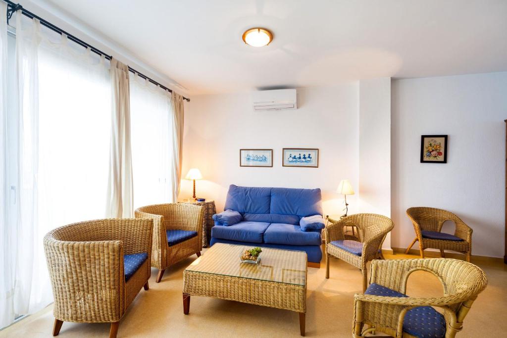 コニル・デ・ラ・フロンテーラにあるDuplex A Fontanillaのリビングルーム(青いソファ、椅子付)