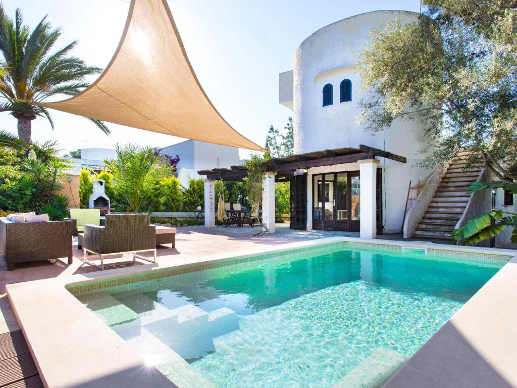 uma piscina em frente a uma casa em Casa Cala Santanyí em Cala Santanyi