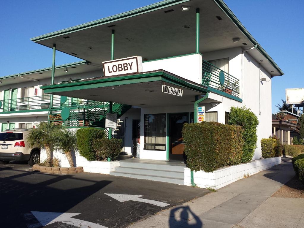a building with a losey sign in front of it at Travelers Beach Inn in Ventura