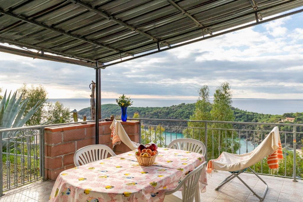 een tafel en stoelen op een balkon met uitzicht bij Simona Panorama in Fetovaia