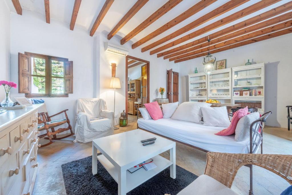 ein Wohnzimmer mit einem weißen Sofa und einem Tisch in der Unterkunft Villa Can Got in Sóller