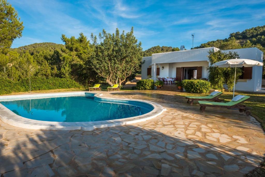 an image of a swimming pool in front of a house at Can Ramon 1 in Sant Josep de Sa Talaia