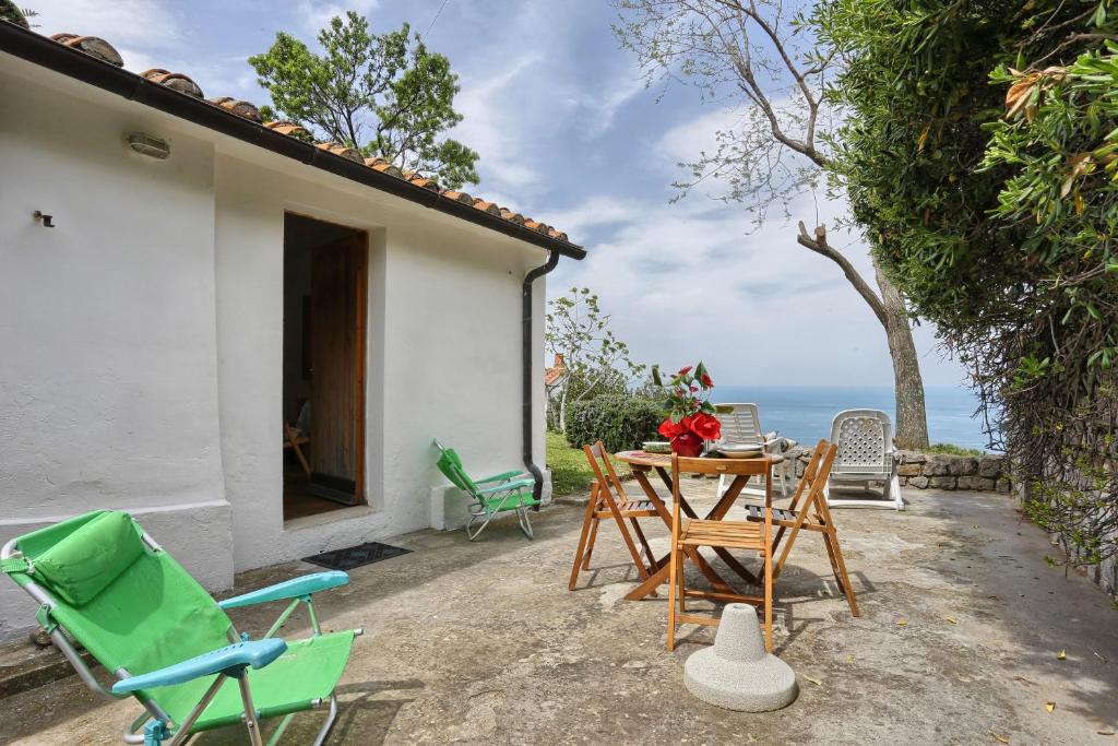 un patio con sillas, una mesa y el océano en Studio La Gorgona en Zanca