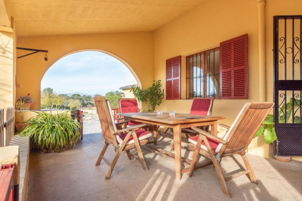 comedor con mesa de madera y sillas en Sa Raconada en Algaida