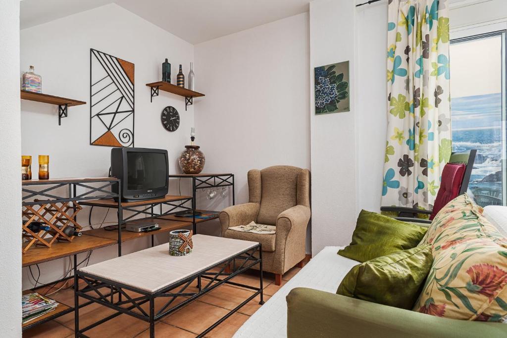 salon z kanapą i telewizorem w obiekcie Apartamento de alquiler en Barbate w mieście Barbate