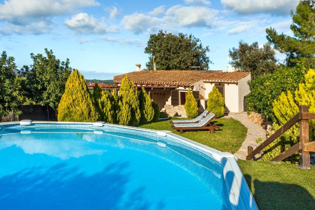 - une piscine en face d'une maison dans l'établissement Cuatro Soles, à Capdepera