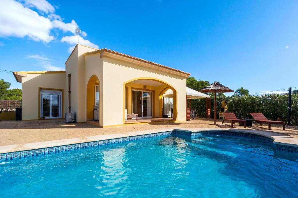 una piscina frente a una villa en Villabella, en Cala Pi