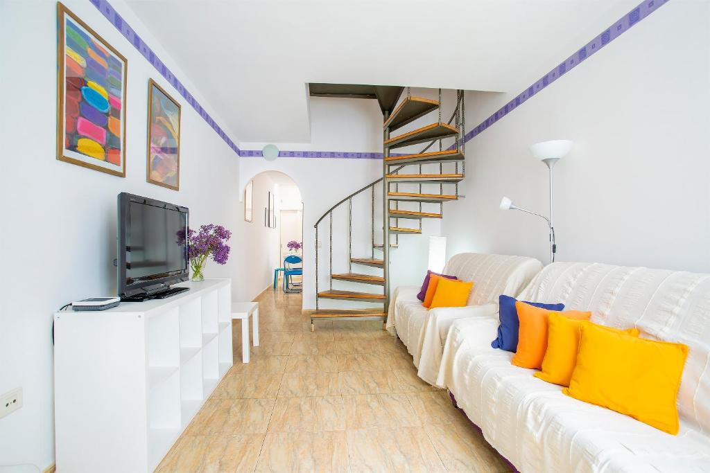 sala de estar con sofá blanco y TV en Casa Bonita Argana en Arrecife