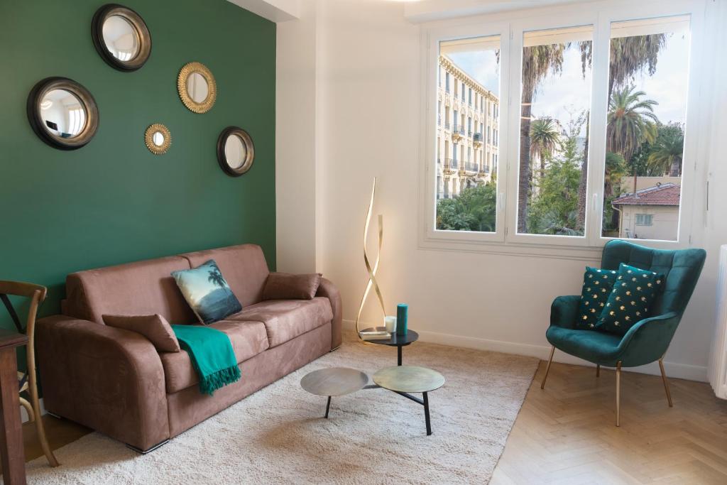 ein Wohnzimmer mit einem Sofa und einem Stuhl in der Unterkunft Beautiful apartment in the heart of Nice in Nizza