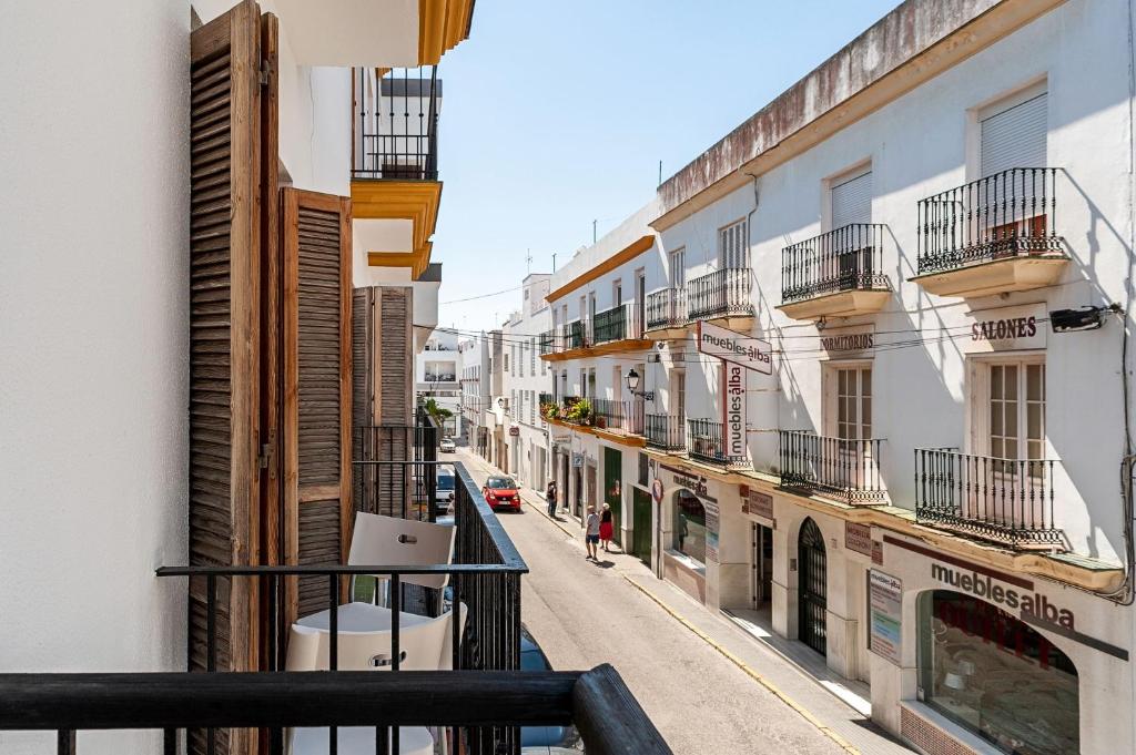 widok z balkonu ulicy z budynkami w obiekcie Federico 1 w mieście Conil de la Frontera