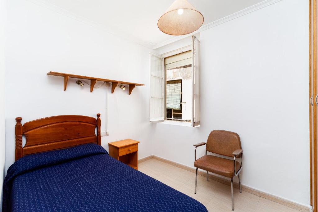 A bed or beds in a room at Luminoso apartamento en Cadiz