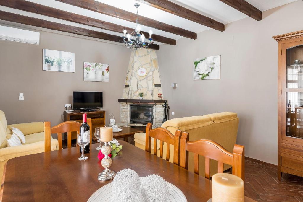 Televízia a/alebo spoločenská miestnosť v ubytovaní Casa Familiar La Lobita 1