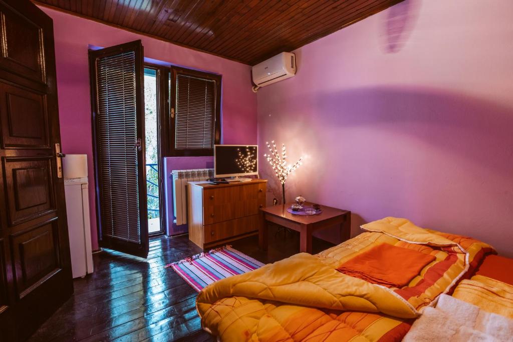 1 dormitorio con 1 cama y 1 mesa con lámpara en Laufer en Novi Sad
