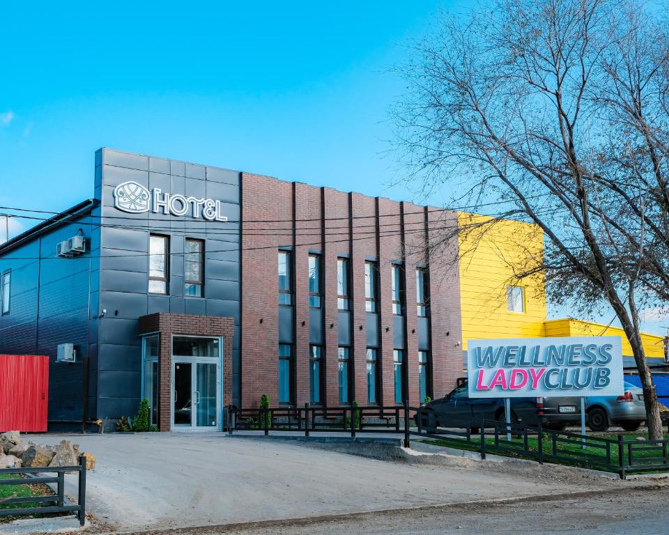 einen vorderen Blick auf ein Gebäude mit einem Wellness-Wäscheclub in der Unterkunft Altyn Shatyr Hotel and Restaurant in Aksay