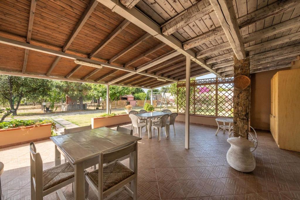 un patio al aire libre con mesa y sillas en Villa Balda, en Domus de Maria