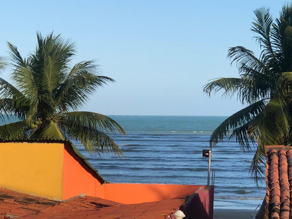 馬拉戈日的住宿－Casa de praia，两棵棕榈树的海景公寓