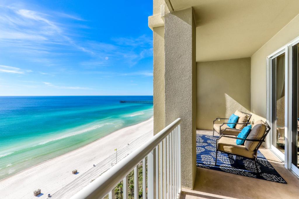 ein Balkon mit Blick auf das Meer in der Unterkunft Grand Panama Beach Resort #T1-1402 in Panama City Beach