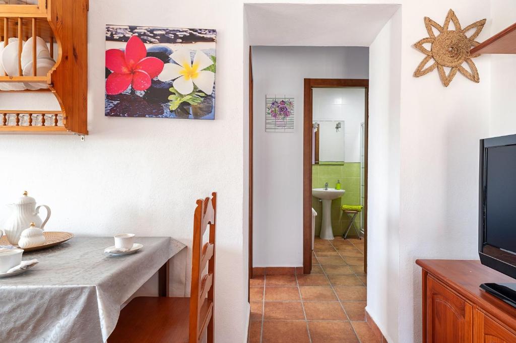 Televízia a/alebo spoločenská miestnosť v ubytovaní Casa Marquez - Sólo Familias