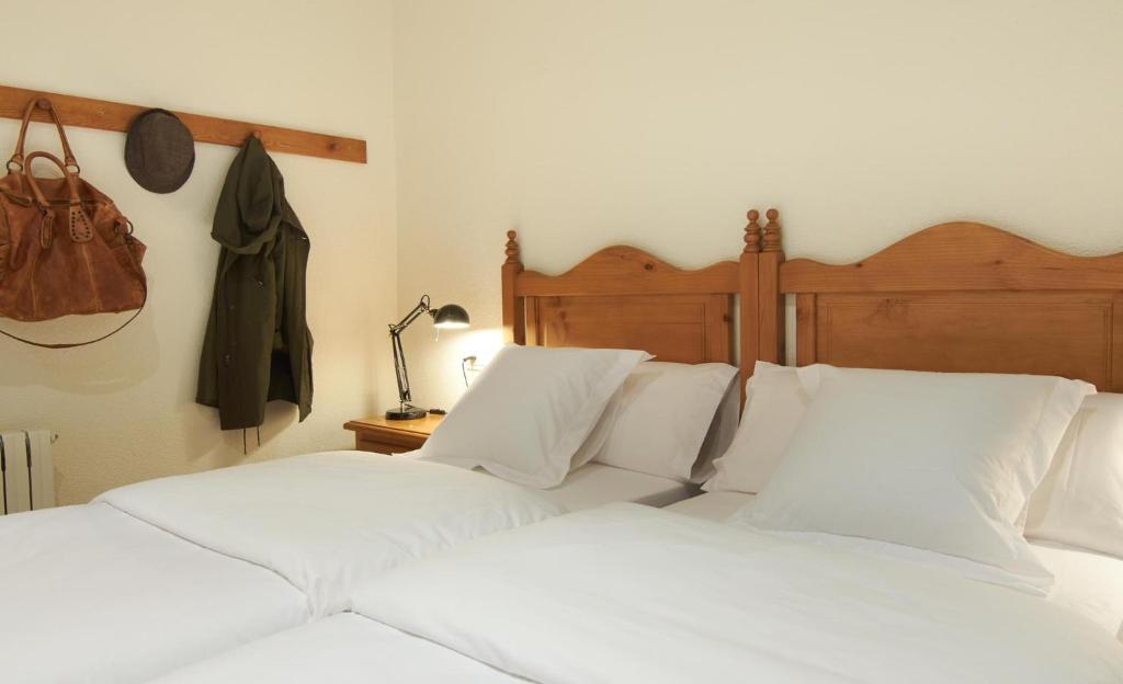 Postel nebo postele na pokoji v ubytování Hostal Can Maret
