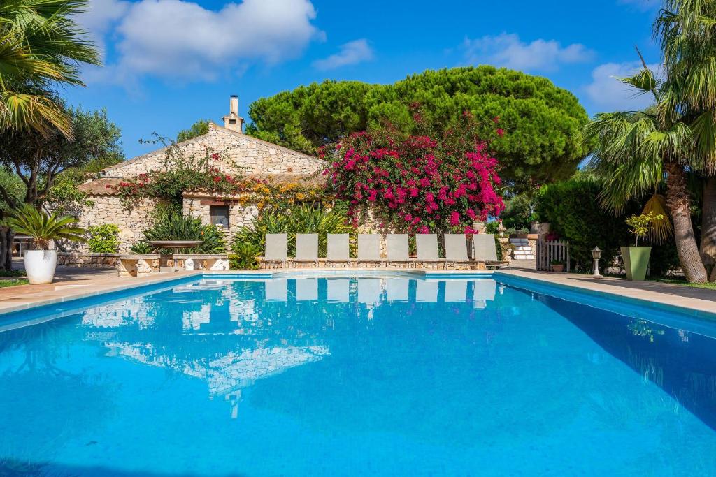 Villa con piscina frente a una casa en Ses Rodes, en Felanitx