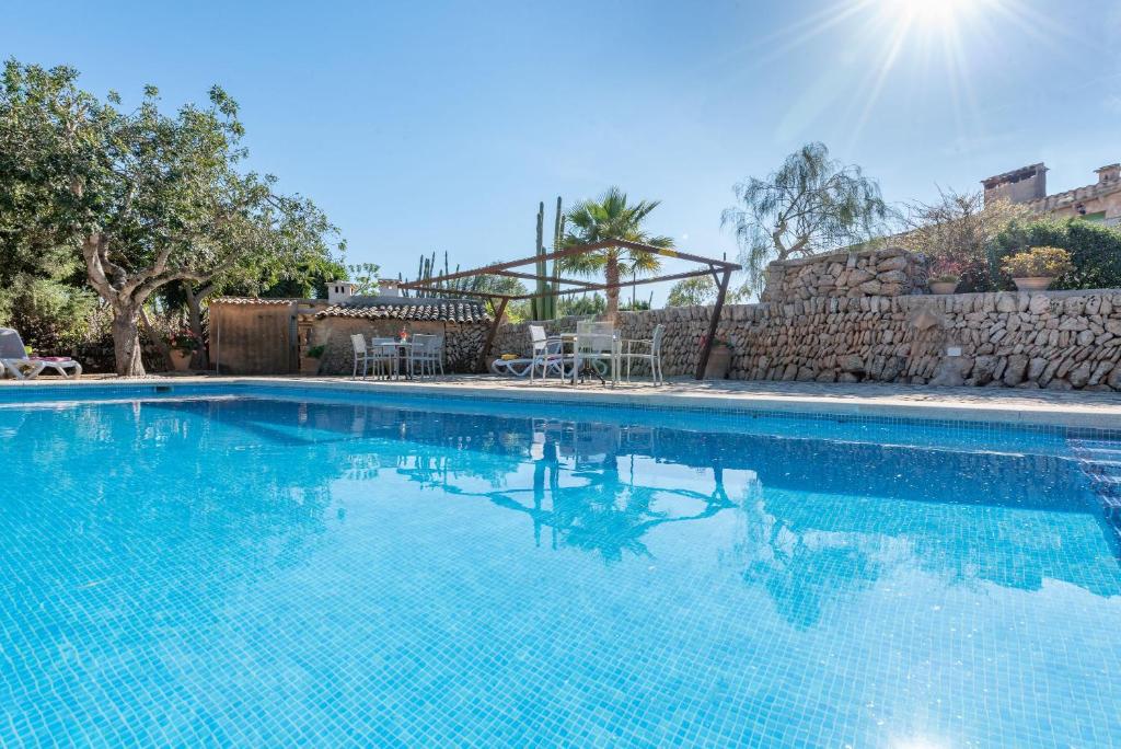 une grande piscine d'eau bleue dans l'établissement Es Rafal Roig - Es Nou, à Sant Llorenç des Cardassar