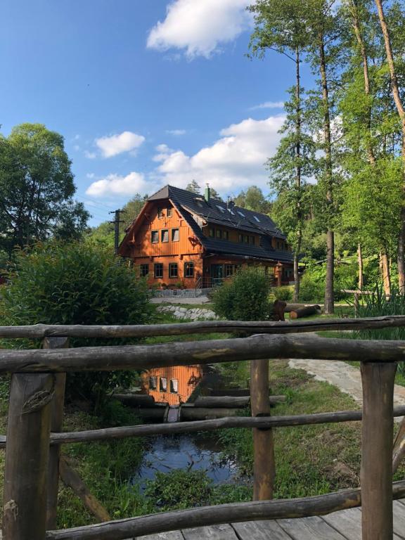 uma cerca de madeira em frente a uma casa em Kameňácká myslivna em Moravany