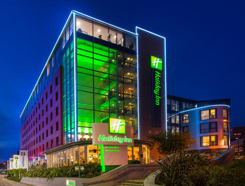 um edifício com luzes verdes ao lado em Holiday Inn London West, an IHG Hotel em Londres